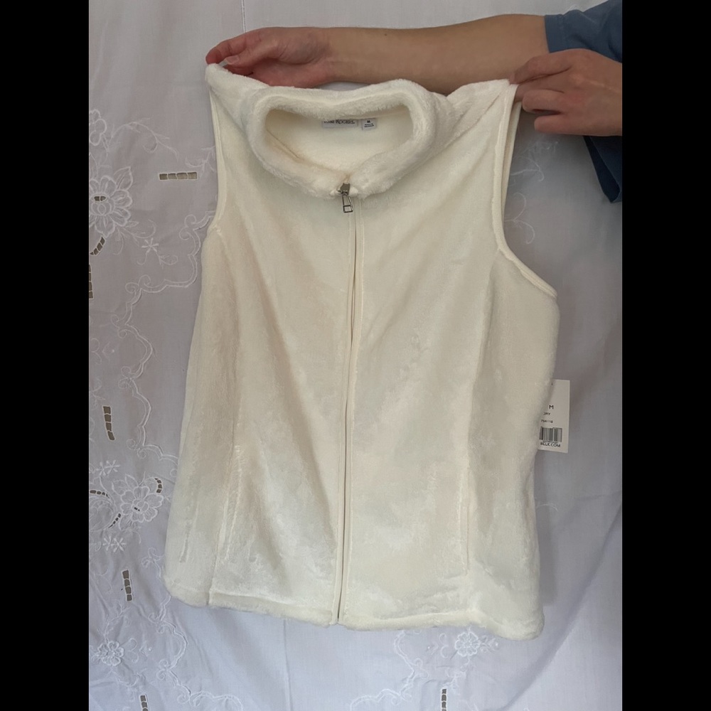 Kim Roger’s women’s cream fleece vest